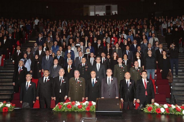 Denizli'nin Çivril ilçesinde okul bahçesinde toplanan 491 öğrenci, hazırladıkları koreografi ile adını yazarak Gazi Mustafa Kemal Atatürk'ü andı.